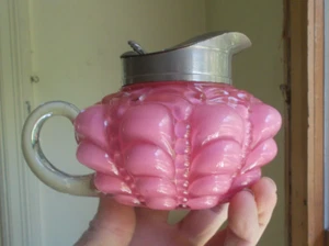 ANTIGUA JARRA DE JARABE EN CUCLILLAS CON PATRÓN DE GUTTATA DE VIDRIO CON ESTUCHE ROSA DE LA DÉCADA DE 1890 - Imagen 1 de 6