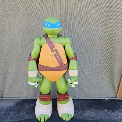 Colosal Leonardo 48" (4 pies) de alto Teenage Mutant Ninja Turtles Jakks Pacific Foto 1 de 4