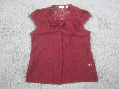 Blusa para mujer mediana roja con patrón de encaje floral semi transparente con botones y corbata Foto 1 de 4