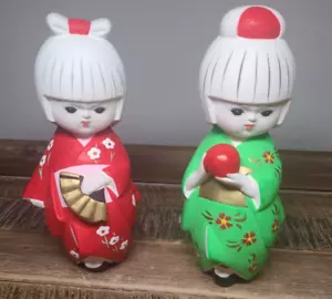 Dos Muñecas Geisha Hakata Cerámica Mujer Japonesa en Flor Kimono Bola Roja - Imagen 1 de 24
