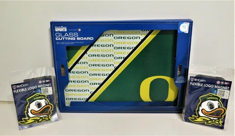 OREGON DUCKS , TEMPERED GLASS CUTTING BOARD & TWO (2) FLEXIBLE MAGNETS Cover
