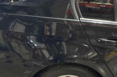 BMW 328Xi 2007 sedán OEM tanque de combustible trasero puerta solapa negro 688 2008-2012 Foto 1 de 3