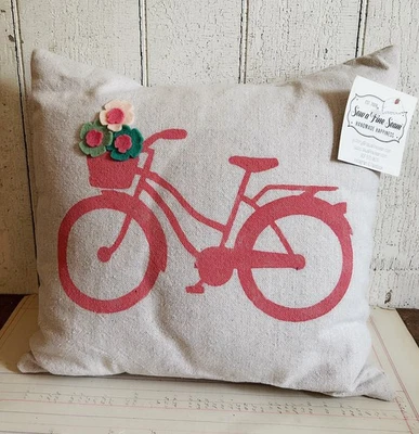 Almohada hecha a mano con bicicleta rosa y flores de fieltro nueva con etiquetas  Foto 1 de 4
