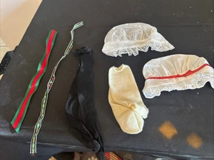 Vintage American Girl Accessoires 2 Hauben 2 Paar Socken 2 Bänder #1 - Bild 1 von 5