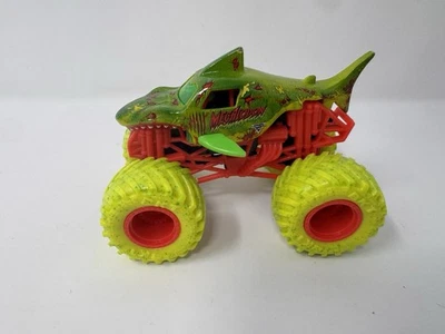 Monster Jam 1:64 – Megalodon Zombie Invasion Truck Green Rare - Image 1 of 4