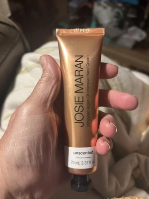 Josie Maran Whipped 摩洛哥坚果油强效护手霜 2.37 液量盎司 无香密封 — 第 1/2 张图片