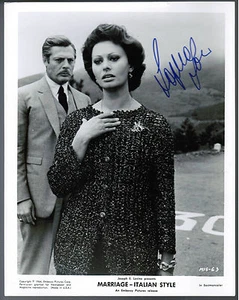 SOPHIA LOREN ACTRESS ORIGINAL 1964 SIGNED AUTOGRAPH PRESS PHOTO PSA/DNA COA - Picture 1 of 1