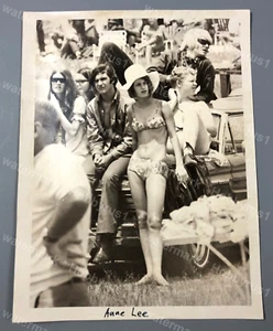 Niña en Bikini Fans de Fumar Racing Fans NASCAR Racing 1969 Foto de Prensa Original - Imagen 1 de 2
