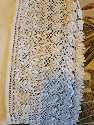 2 hermosas fundas de almohada blancas con bordado de encaje blanco. Microfibra King 20 X 39 Foto 1 de 4