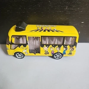 Peanuts Snoopy’s Doghouse gelber Bus 1:32 Druckguss Rückzug Aktion kostenloser Versand - Bild 1 von 7