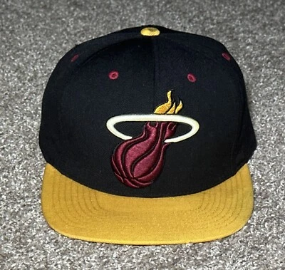 Mitchell & Ness Men’s Fitted Cap NBA Miami Heat CLASSIC LOGO Yellow Brim 7 (5/8) - Image 1 of 4