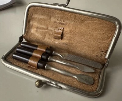 Juego de viaje de manicura vintage de Alemania Occidental en estuche de cuero marrón Foto 1 de 4