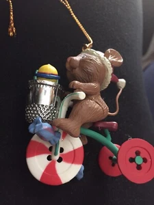 Topo da cucire vintage triciclo ditale canna caramelle ruota fili ornamento da appendere 2,5"T - Foto 1 di 7