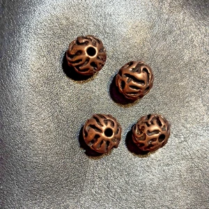 Set 4 bottoni antichi in metallo bronzo 10 mm tondi vintage - Foto 1 di 4