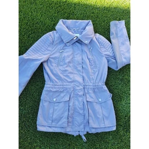 BCBGeneration Chaqueta Ligera Elegante con Cintura Ajustable Para Mujer Pequeña - Imagen 1 de 24