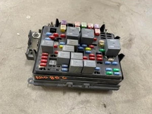 05 Chevrolet GMC Sierra Silverado USED 15115615-02 Under Hood Relay Fuse Box - Picture 1 of 8