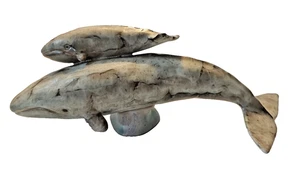 Estatuilla firmada de cerámica de ballenas y becerro vintage del acuario de Boston de los años 80 12" de largo 4" con - Imagen 1 de 8