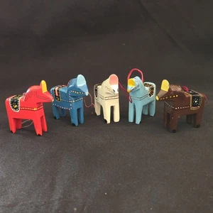 Ornamenti per cavalli arte popolare set natalizio di 5 made in Sri Lanka dipinti a mano vintage - Foto 1 di 12