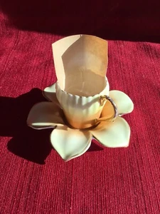 ZARTE GELBE BLUME MIT EINER DEMITASSE KAFFEETASSE INNEN UND EINEM GEHEIMSCHEIN !!️ - Bild 1 von 12