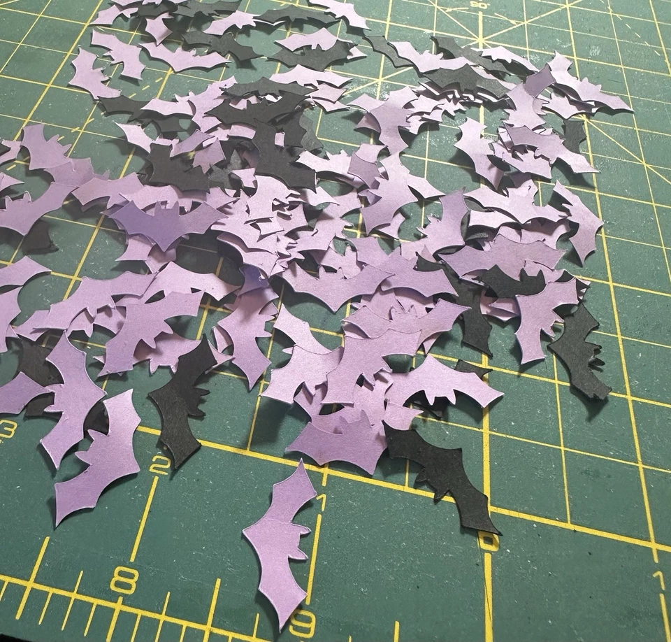 Confeti de murciélago - negro y púrpura mezclado Foto 1 de 1