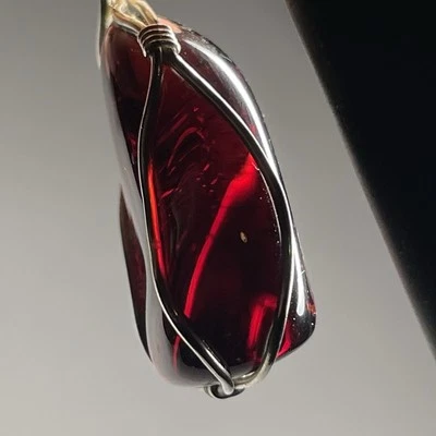 Colgante ámbar rojo natural raro MYANMAR/BIRMA sin tratar en plata de ley .925 Foto 1 de 4