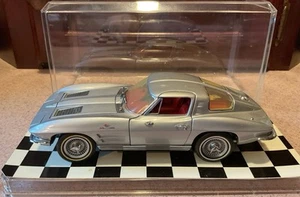 Franklin Mint 1:24 1963 Chevrolet Corvette silber in Plexiglas Display - Bild 1 von 19