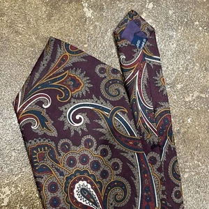 VTG Land's End Hand Sewn USA Necktie maroon Multicolor Paisley 3.5 X 61” - Picture 1 of 5