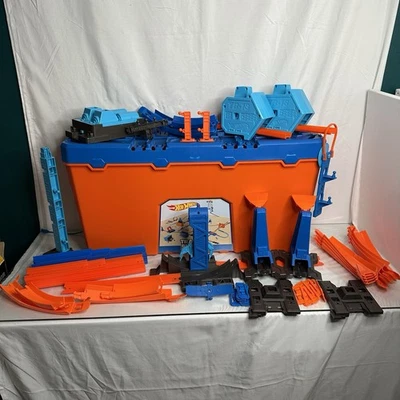 HOT WHEELS TRACK BUILDER 75+ PIECES, INCLUDES 2 CARS ULTIMATE STUNT BOX - Image 1 of 4
