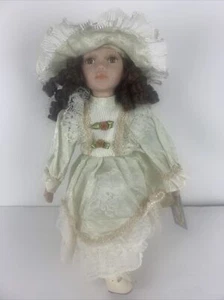 Muñeca de porcelana The Princess Collection con vestido dorado y cabello castaño - Imagen 1 de 3