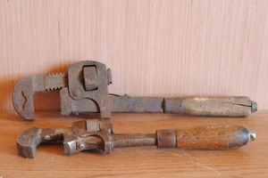 2 vintage wood handled pipe wrenches - Picture 1 of 2
