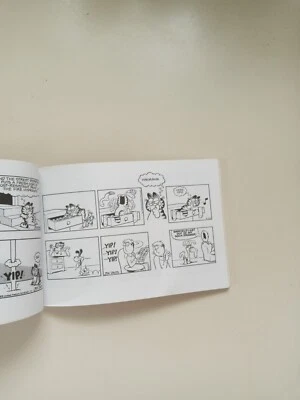 Garfield It’s a Cat-Eat-Dog World by Jim Davis. Book for Kids Foto 1 de 4