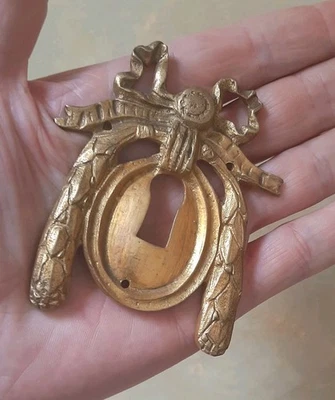 ANCIENNE ENTRÉE DE CLÉ SERRURE EN BRONZE DE MEUBLE, DECOR NŒUD LOUIS XV - Photo 1/4
