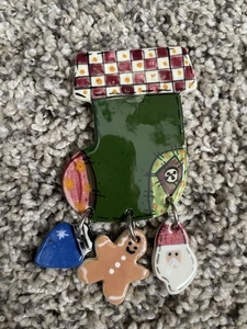 Vintage Weihnachten Strumpf Anstecknadel mit Charms Stern Weihnachtsmann Lebkuchen Keramik Brosche - Bild 1 von 2