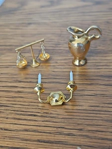 Escala vintage miniatura de latón para casa de muñecas, aplique de pared y jarra 3 piezas - Imagen 1 de 4