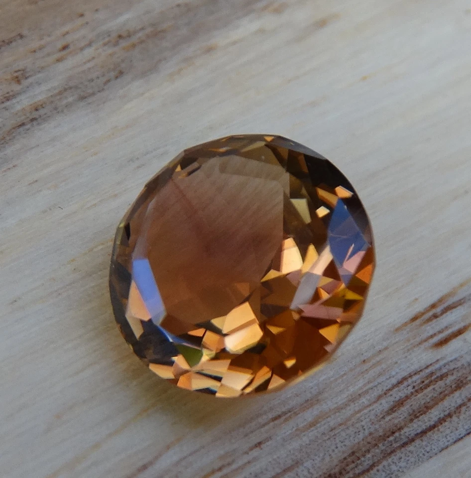 Натуральный двухцветный турмалин 7,84 карата — искусно ограненный драгоценный камень из Танзании - Изображение 1 из 4