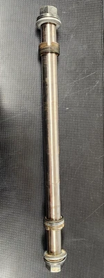 KTM 690 2014 perno basculante Duke 75004046000 75004046000 54804038000 75004037000 Foto 1 de 3