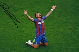 Football - Daniel Munoz - Hand Signed 12x8 Inch Photograph - Crystal Palace - Picture 1 of 1