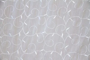 10 Yards-SALE STOFF-55" Winter weiß Ranken bestickt zerquetscht Voile durchsichtig - Bild 1 von 1