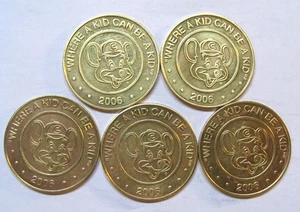 2006 Chuck E Cheese Pizza One seltene Messingmünze Medaille * WO EIN KIND SEIN KANN * - Bild 1 von 5