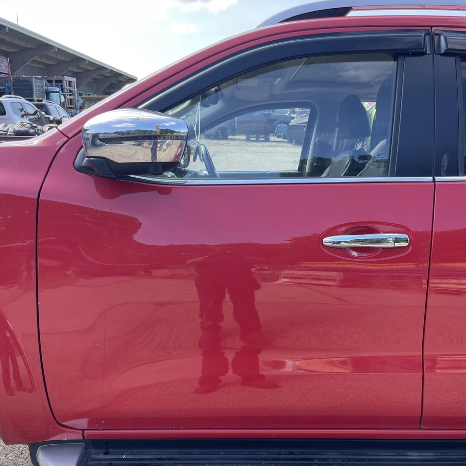 PUERTA DELANTERA IZQUIERDA NISSAN NAVARA ROJA DOBLE CABINA 2015-2022 NP300 Foto 1 de 1