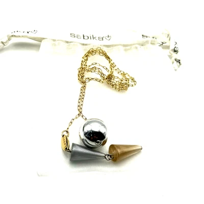 签名 SABIKA 金色 Lariat 球和锥形吊坠项链带 Sabika 礼品袋 — 第 1/4 张图片