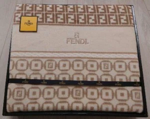 Manta FENDI 100% Algodón Zucca Marrón 140 × 210 cm En Caja Sin Usar Logo FF Beige - Imagen 1 de 15