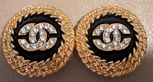 MADE IN FRANCE VINTAGE GOLDFARBENE CHANEL KRISTALL KNOPF CLIP OHRRINGE -CC LOGO - Bild 1 von 6