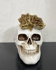 Teschio bianco con rose dorate figura decorativa gotica Halloween - Foto 1 di 8