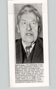 Bemerkter deutscher Luftfahrtingenieur & Flieger DR HUGO ECKENER 1954 Pressefoto - Bild 1 von 2