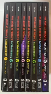 Five Nights at Freddy's FAZBEAR FRIGHTS 8 Paperback Book Box Set VGC - Foto 1 di 4