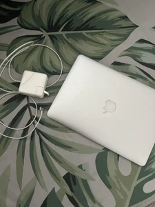 Apple MacBook Air MD760LL/A 13.3-Inch Laptop - 4GB RAM - 128GB SSD - Afbeelding 1 van 9