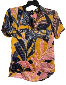 Blusa de manga corta con estampado de hojas tropicales con botones delanteros de DR2 para mujer talla pequeña - Imagen 1 de 8