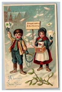 Vintage 1910er Neujahr Postkarte süße Kinder verkaufen Karten Schnee Kleinstadt - Bild 1 von 2
