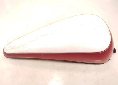 99 Suzuki VL1500 Intruder C90 lado derecho tanque gasolina cubierta panel rojo blanco Foto 1 de 4